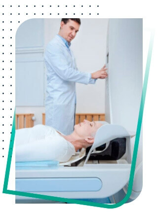 Médico CDMED fazendo Ressonância Magnética em um paciente.