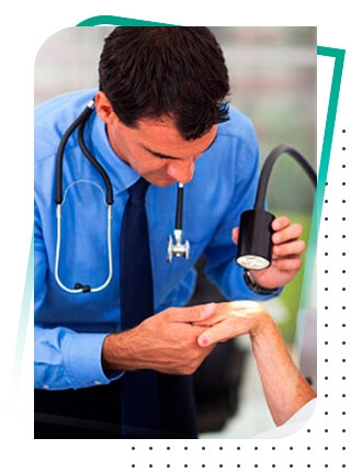 Médico da CDMED examinando a pele da mão de uma paciente