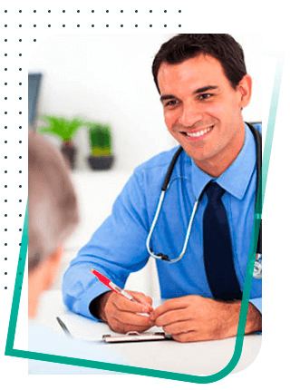 Médico dermatologista da CDMED conversando com paciente
