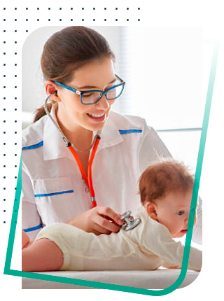 Médico da CDMED cuidando de um bebe