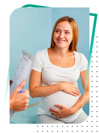 Gestante conversando com a médica